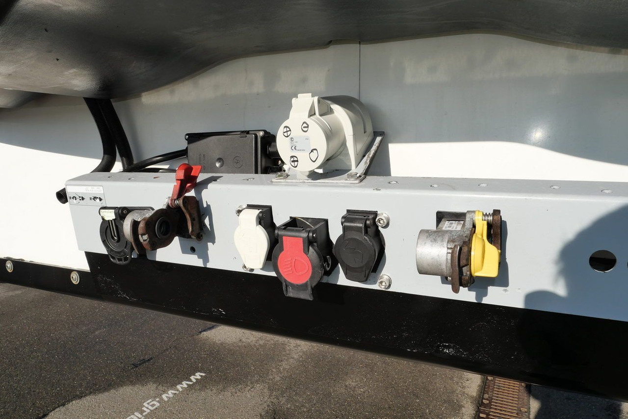 Затворена каросерия полуремарке Schmitz Cargobull SKO 18 /LBW BÄR 2500 kg / CARRIER 1550 / ROLLTOR: снимка 16 Затворена каросерия полуремарке Schmitz Cargobull SKO 18 /LBW BÄR 2500 kg / CARRIER 1550 / ROLLTOR: снимка 16