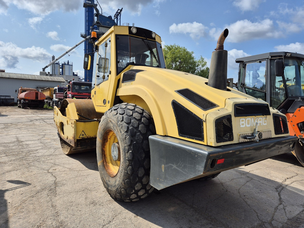 BOMAG BW211 D-4 - Компактор: снимка 3 BOMAG BW211 D-4 - Компактор: снимка 3