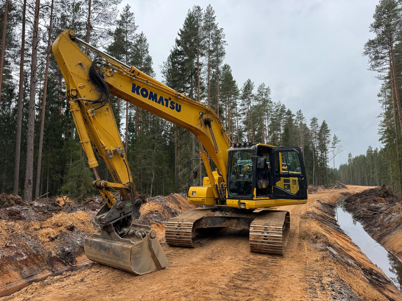 KOMATSU PC210LC-11 - Верижен багер: снимка 1 KOMATSU PC210LC-11 - Верижен багер: снимка 1
