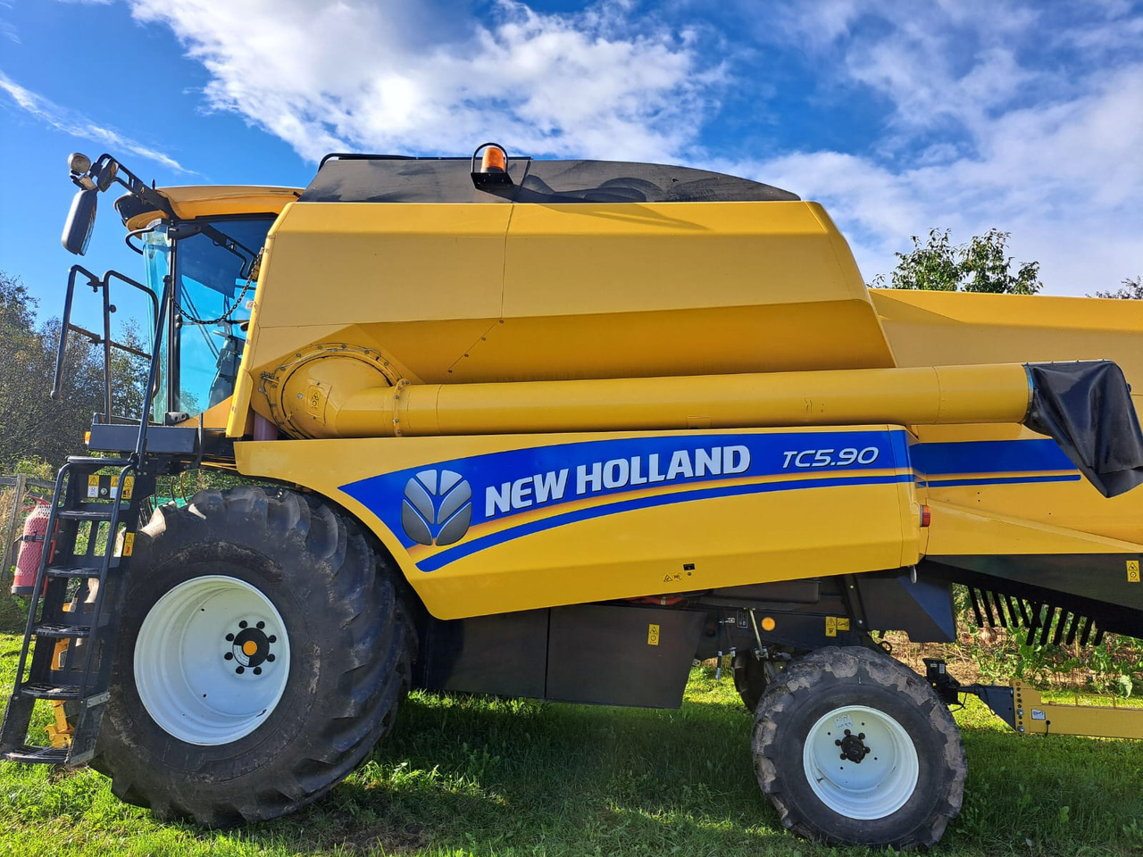NEW HOLLAND TC 5.90 - Зърнокомбайн: снимка 1 NEW HOLLAND TC 5.90 - Зърнокомбайн: снимка 1