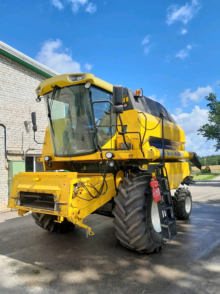 New Holland TC5070 - Зърнокомбайн: снимка 2 New Holland TC5070 - Зърнокомбайн: снимка 2