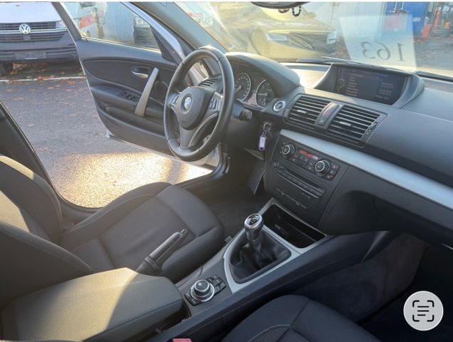 Лек автомобил BMW 116i Limousine: снимка 10