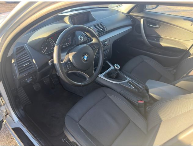 Лек автомобил BMW 116i Limousine: снимка 9