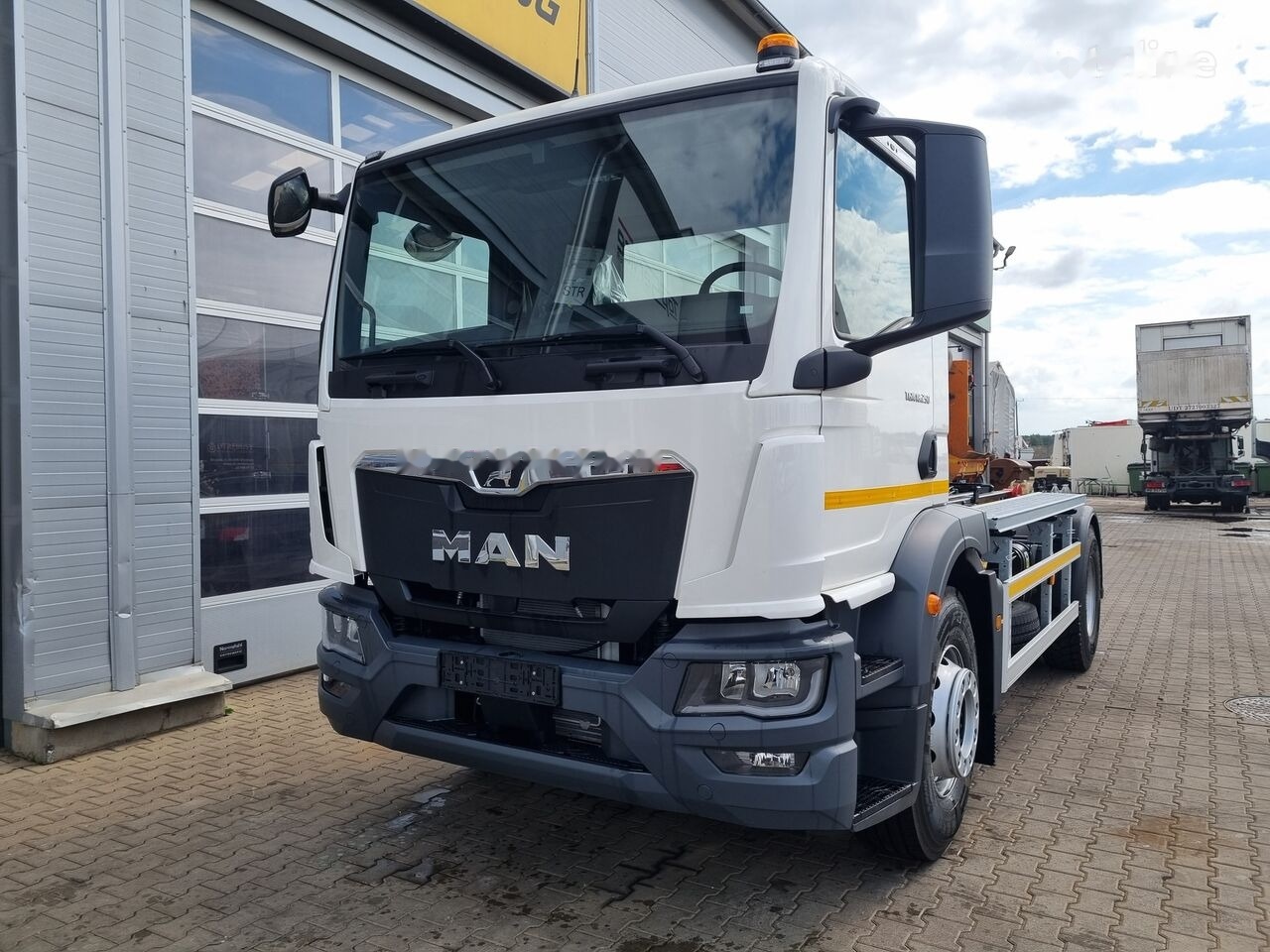 MAN TGM 18 250 - Мултилифт с кука камион: снимка 1 MAN TGM 18 250 - Мултилифт с кука камион: снимка 1