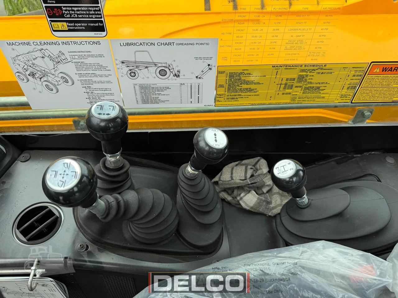 Нови Телескопичен товарач JCB 540-70: снимка 11