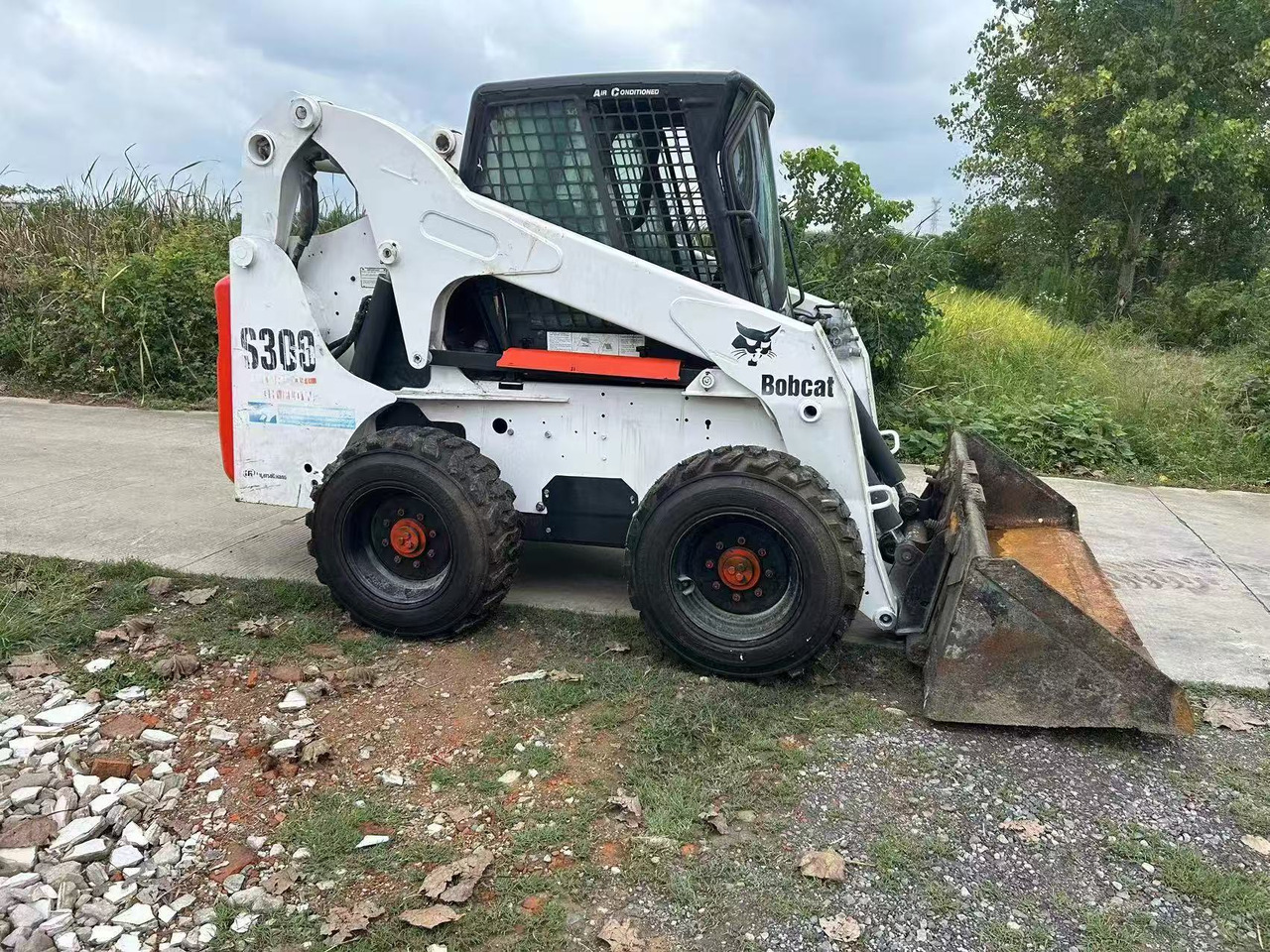 Bobcat S300 - Мини челен товарач: снимка 1 Bobcat S300 - Мини челен товарач: снимка 1
