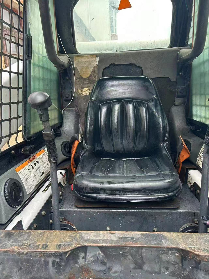 Bobcat S300 - Мини челен товарач: снимка 4 Bobcat S300 - Мини челен товарач: снимка 4