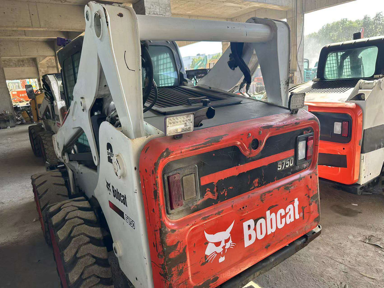 Bobcat S750 - Мини челен товарач: снимка 4 Bobcat S750 - Мини челен товарач: снимка 4