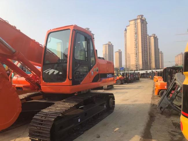 Doosan DH225 - Верижен багер: снимка 3 Doosan DH225 - Верижен багер: снимка 3