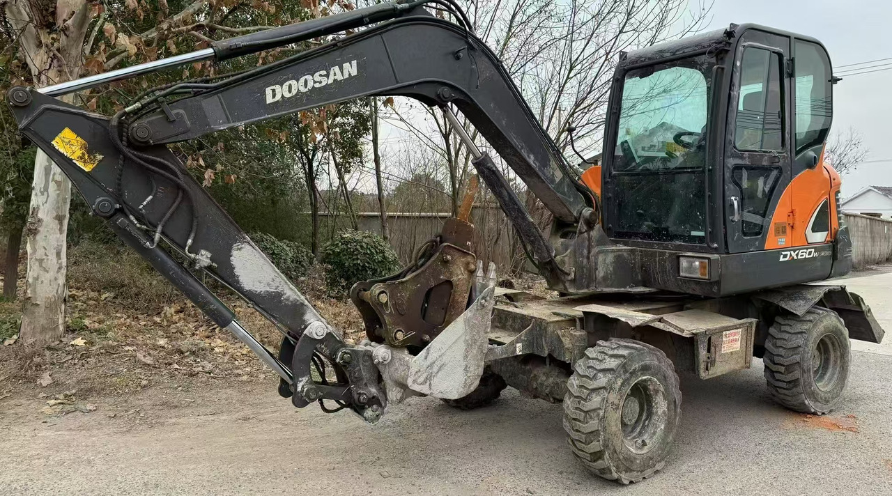 Doosan DX60 - Колесен багер: снимка 1 Doosan DX60 - Колесен багер: снимка 1