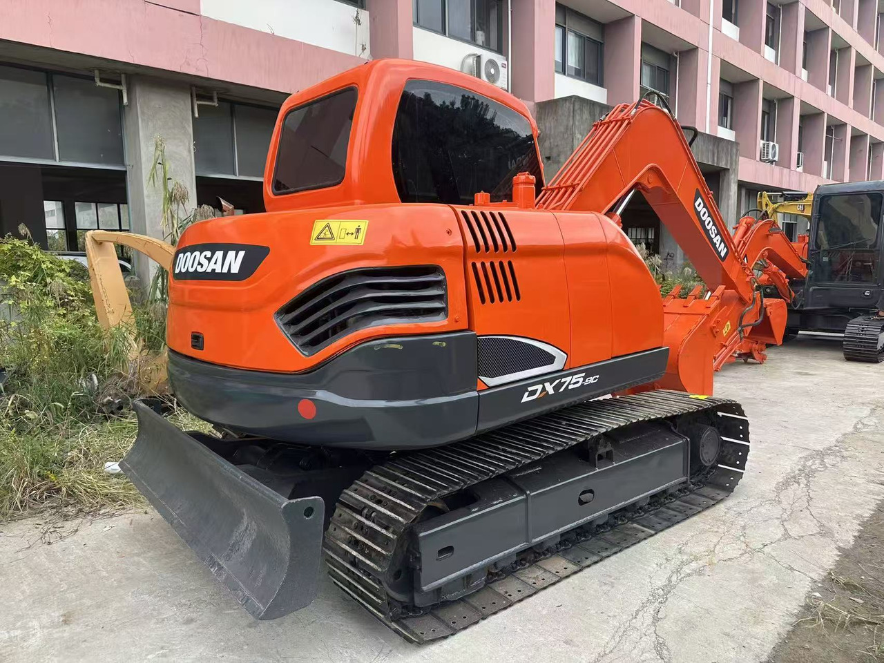 Doosan DX75 - Верижен багер: снимка 1 Doosan DX75 - Верижен багер: снимка 1
