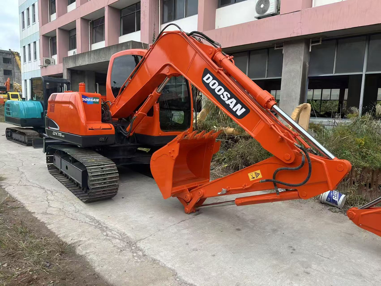 Doosan DX75 - Верижен багер: снимка 3 Doosan DX75 - Верижен багер: снимка 3