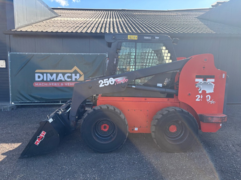 Thomas 250 new bucket! TOP!! 3600 kilo - Мини челен товарач: снимка 1 Thomas 250 new bucket! TOP!! 3600 kilo - Мини челен товарач: снимка 1