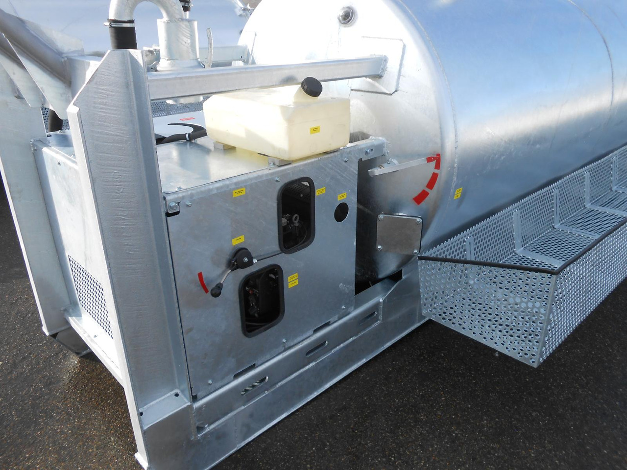 Нови Пробивна машина S-Vac 8.5m³ Saugfass Druckfass Vacuum suction systems are are fully integrated at the HDD jobsite from today.: снимка 7