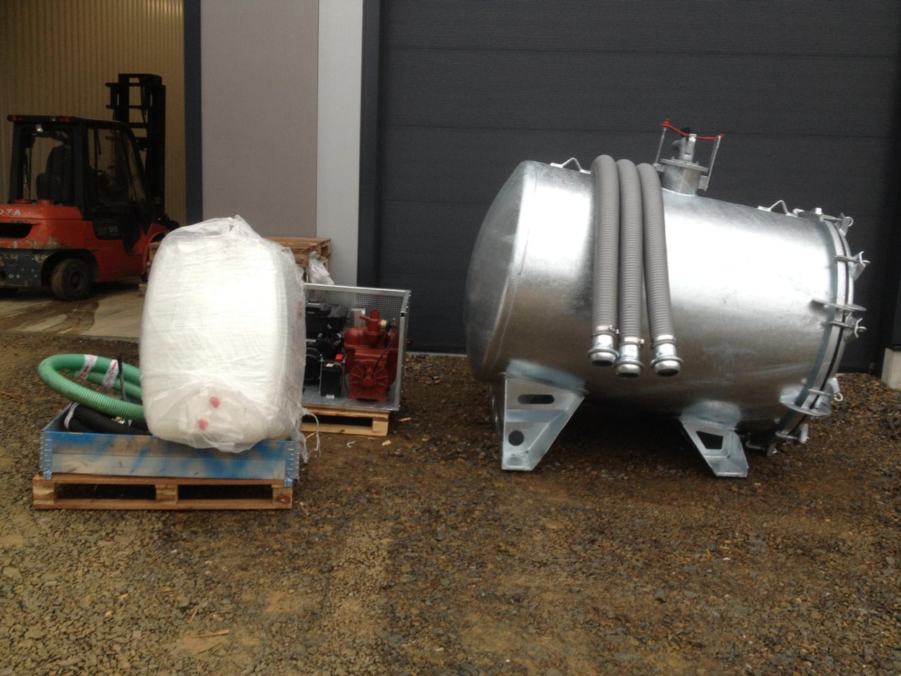 Нови Пробивна машина S-Vac 8.5m³ Saugfass Druckfass Vacuum suction systems are are fully integrated at the HDD jobsite from today.: снимка 8