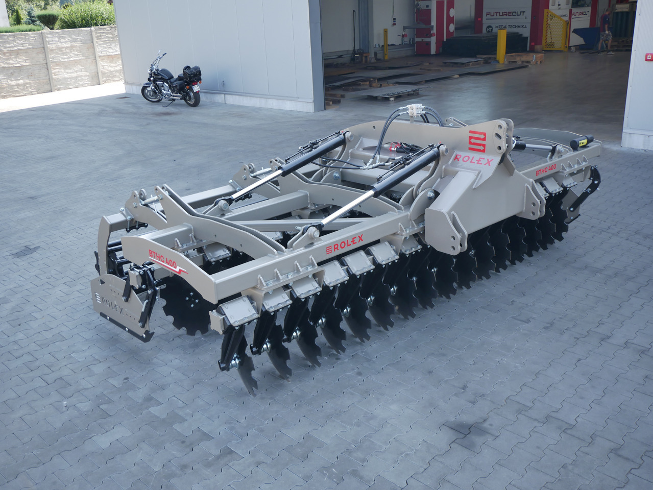 ROLEX Hydraulische Scheibenegge / Hydraulic discs harrow / Dechaumeur à disques / Erpice a dischi / Гидравлическая дисковая борона тяжёлая / Brona talerzowa hydraulicznie składana ciężka 4 m - Дискова брана: снимка 4 ROLEX Hydraulische Scheibenegge / Hydraulic discs harrow / Dechaumeur à disques / Erpice a dischi / Гидравлическая дисковая борона тяжёлая / Brona talerzowa hydraulicznie składana ciężka 4 m - Дискова брана: снимка 4
