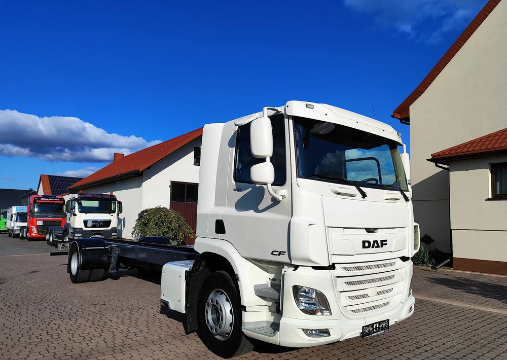 DAF CF 300 4X2 18T EURO 6 SILNIK 11L RAMA DO ZABUDOWY 176 TYS KM - Шаси кабина: снимка 3 DAF CF 300 4X2 18T EURO 6 SILNIK 11L RAMA DO ZABUDOWY 176 TYS KM - Шаси кабина: снимка 3