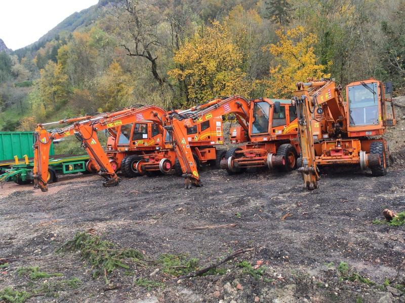 CASE Pelle Rail Route (PRIX POSSIBLE POUR LE LOT) - Колесен багер: снимка 1 CASE Pelle Rail Route (PRIX POSSIBLE POUR LE LOT) - Колесен багер: снимка 1