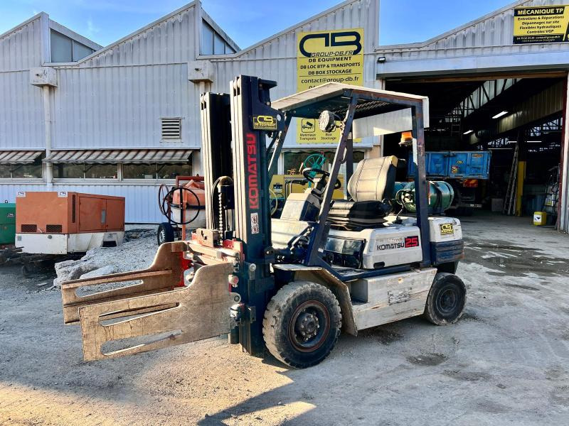 KOMATSU Chariot élévateur à gaz FG25T-11E (AVEC PINCE) - Газокар: снимка 1 KOMATSU Chariot élévateur à gaz FG25T-11E (AVEC PINCE) - Газокар: снимка 1