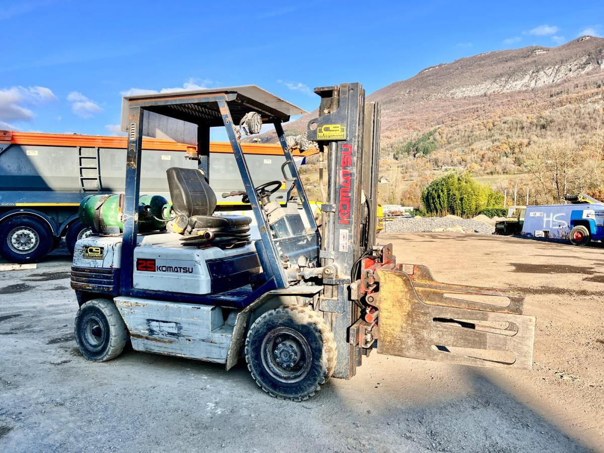 KOMATSU Chariot élévateur à gaz FG25T-11E (AVEC PINCE) - Газокар: снимка 4 KOMATSU Chariot élévateur à gaz FG25T-11E (AVEC PINCE) - Газокар: снимка 4