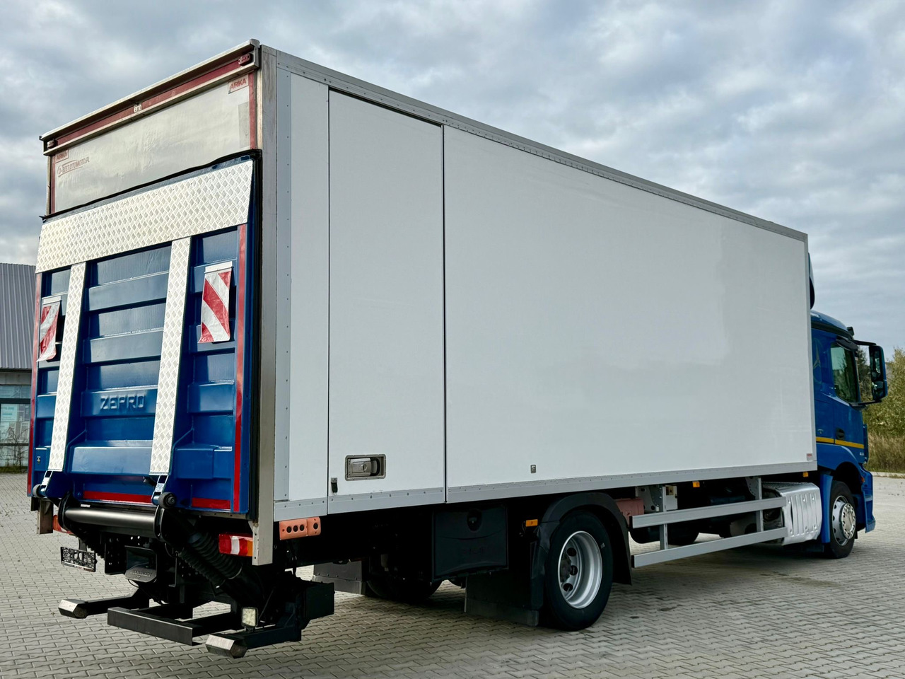 MERCEDES-BENZ ACTROS 1836 / CHŁODNIA / WINDA / 18 PALET / SILNIK 10677 cm3 / CARRIER / SYPIALKA / AUTOMAT / 2018 ROK - Рефрижератор камион: снимка 3 MERCEDES-BENZ ACTROS 1836 / CHŁODNIA / WINDA / 18 PALET / SILNIK 10677 cm3 / CARRIER / SYPIALKA / AUTOMAT / 2018 ROK - Рефрижератор камион: снимка 3