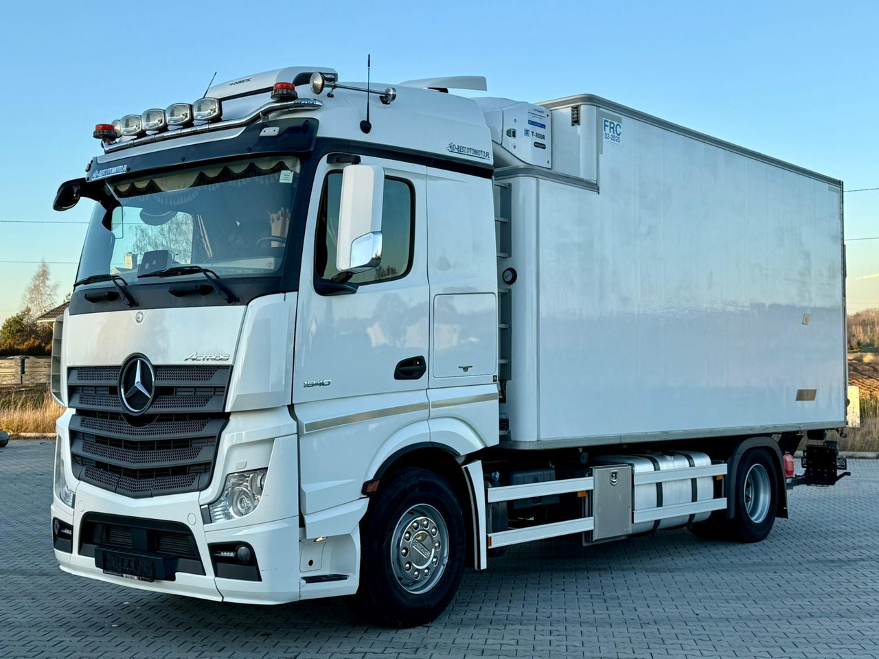 MERCEDES-BENZ ACTROS 1840 / CHŁODNIA / WINDA / 15 EUROPALET / 6.10 M DŁUGOŚCI / DUŻA KABINA / AUTOMAT / SPROWADZONY / SERWISOWANY / EURO 6 - Рефрижератор камион: снимка 2 MERCEDES-BENZ ACTROS 1840 / CHŁODNIA / WINDA / 15 EUROPALET / 6.10 M DŁUGOŚCI / DUŻA KABINA / AUTOMAT / SPROWADZONY / SERWISOWANY / EURO 6 - Рефрижератор камион: снимка 2