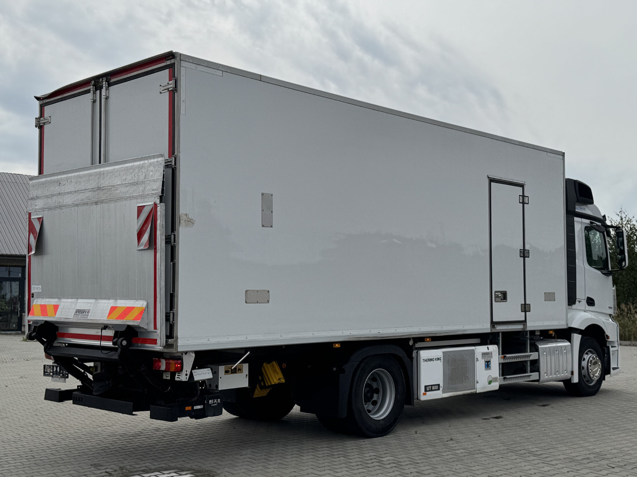 Mercedes-Benz ACTROS 1833 / CHŁODNIA / WINDA / 18 PALET / SILNIK 10677 cm3 / THERMO KING / 2017 ROK - Рефрижератор камион: снимка 4 Mercedes-Benz ACTROS 1833 / CHŁODNIA / WINDA / 18 PALET / SILNIK 10677 cm3 / THERMO KING / 2017 ROK - Рефрижератор камион: снимка 4