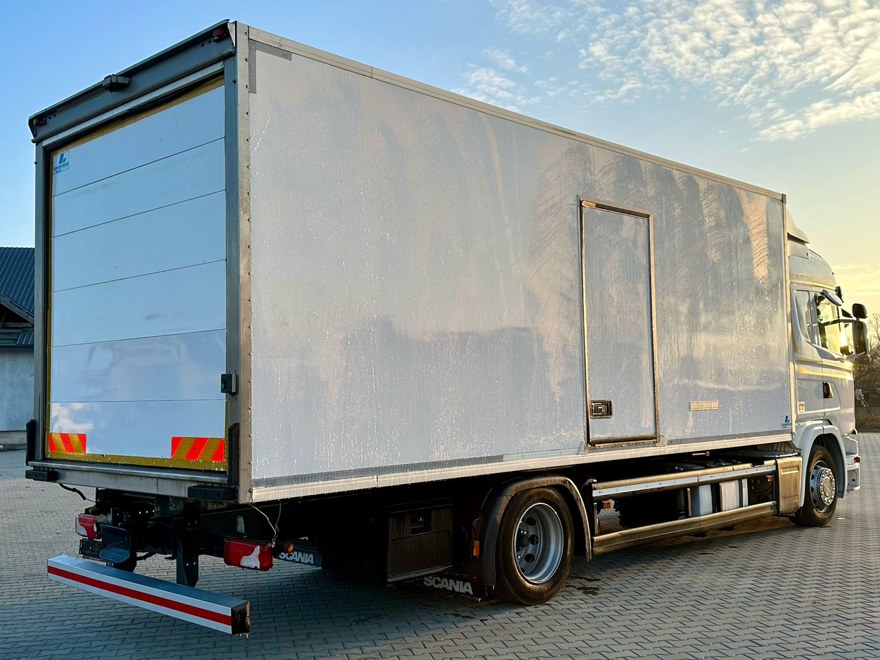 SCANIA G360 / IZOTERMA / 6.8 M DŁUGOŚCI / AUTOMAT / CAŁA NA PODUSZKACH / KLIMA POSTOJOWA / ELEKTRYCZNA ROLETA TYŁ / SYPIALKA - Изотермичен камион: снимка 3 SCANIA G360 / IZOTERMA / 6.8 M DŁUGOŚCI / AUTOMAT / CAŁA NA PODUSZKACH / KLIMA POSTOJOWA / ELEKTRYCZNA ROLETA TYŁ / SYPIALKA - Изотермичен камион: снимка 3