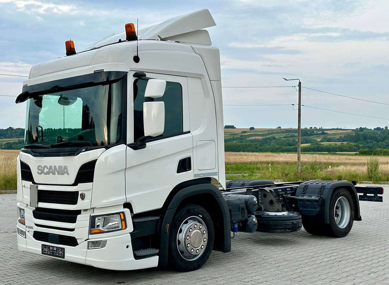 SCANIA P220 / RAMA DO ZABUDOWY / ROZSTAW OSI 3.90 M / SILNIK 6 / WYWROTKA / BECZKA / HAKOWIEC / UTRZYMANIE DRÓG / AUTOMAT / 2019 ROK / NISKI PRZEBIEG - Шаси кабина: снимка 2 SCANIA P220 / RAMA DO ZABUDOWY / ROZSTAW OSI 3.90 M / SILNIK 6 / WYWROTKA / BECZKA / HAKOWIEC / UTRZYMANIE DRÓG / AUTOMAT / 2019 ROK / NISKI PRZEBIEG - Шаси кабина: снимка 2