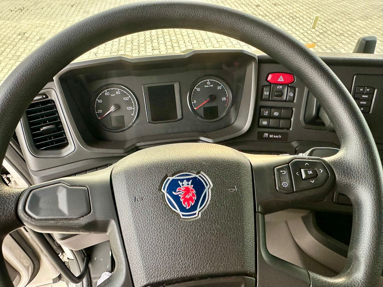 Лизинг на SCANIA P220 / RAMA DO ZABUDOWY / ROZSTAW OSI 3.90 M / SILNIK 6 / WYWROTKA / BECZKA / HAKOWIEC / UTRZYMANIE DRÓG / AUTOMAT / 2019 ROK / NISKI PRZEBIEG SCANIA P220 / RAMA DO ZABUDOWY / ROZSTAW OSI 3.90 M / SILNIK 6 / WYWROTKA / BECZKA / HAKOWIEC / UTRZYMANIE DRÓG / AUTOMAT / 2019 ROK / NISKI PRZEBIEG: снимка 27