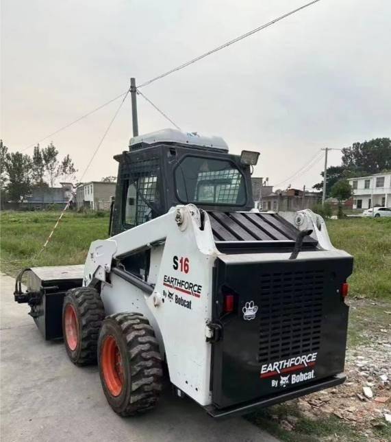Bobcat S 16 - Мини челен товарач: снимка 4 Bobcat S 16 - Мини челен товарач: снимка 4