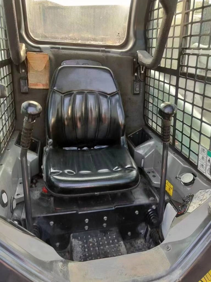 Bobcat S 450 - Мини челен товарач: снимка 2 Bobcat S 450 - Мини челен товарач: снимка 2