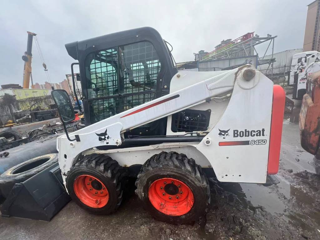 Bobcat S 450 - Мини челен товарач: снимка 1 Bobcat S 450 - Мини челен товарач: снимка 1
