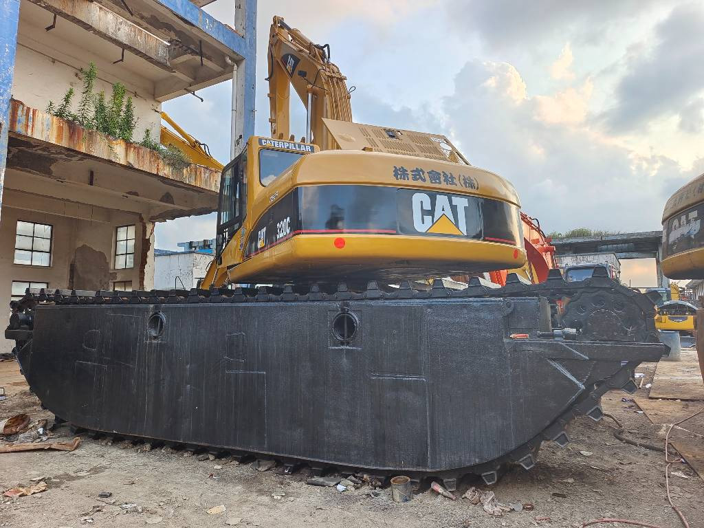 CAT 320 C - Плаващ багер: снимка 4 CAT 320 C - Плаващ багер: снимка 4