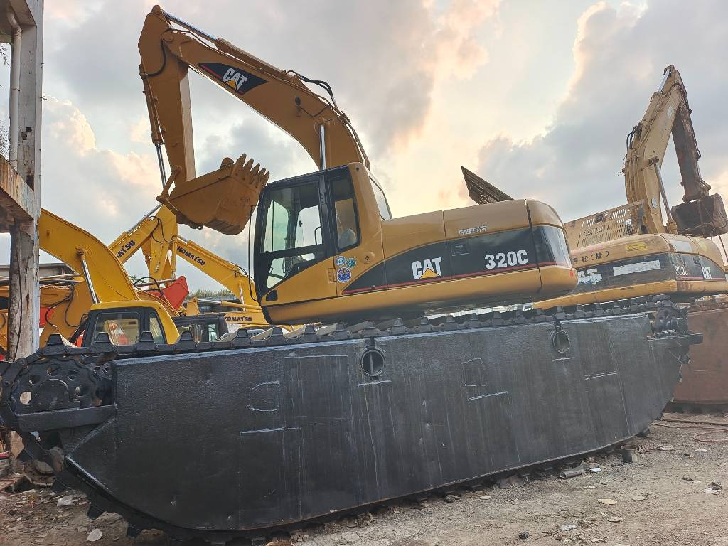 CAT 320 C - Плаващ багер: снимка 1 CAT 320 C - Плаващ багер: снимка 1