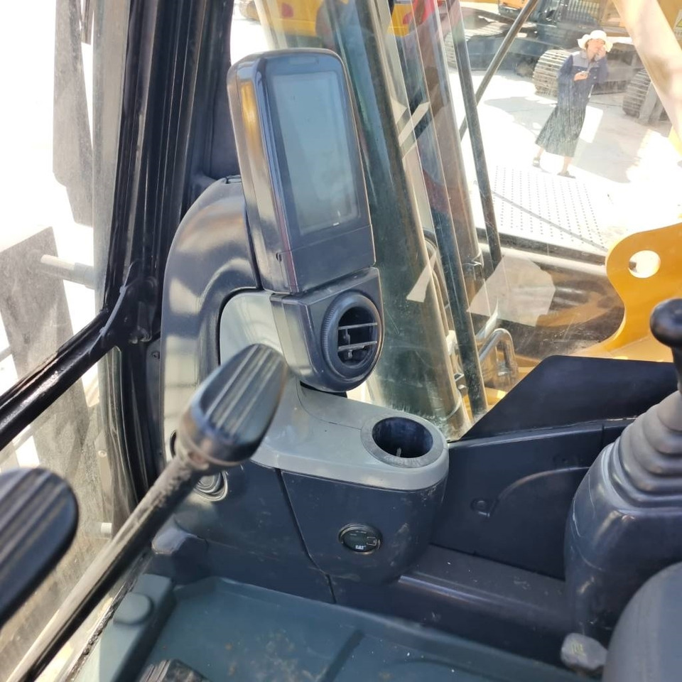 CAT 320 D2L - Верижен багер: снимка 5 CAT 320 D2L - Верижен багер: снимка 5