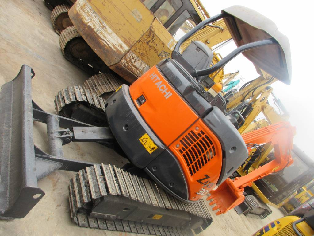 Hitachi ZX 30 U - Мини багер: снимка 4 Hitachi ZX 30 U - Мини багер: снимка 4