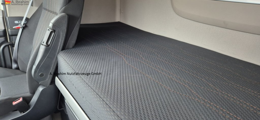 Daf XF 450 FAR Edscha Liftachse auch als Komplettzug !! - Камион с брезент: снимка 2 Daf XF 450 FAR Edscha Liftachse auch als Komplettzug !! - Камион с брезент: снимка 2