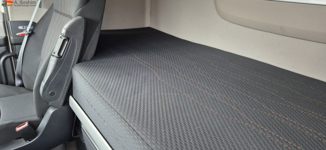 Daf XF 450 FAR Edscha Liftachse auch als Komplettzug !! - Камион с брезент: снимка 3 Daf XF 450 FAR Edscha Liftachse auch als Komplettzug !! - Камион с брезент: снимка 3