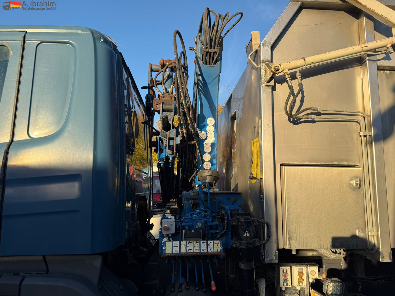 Scania B4X2 Edelstahlkipper für Tierkörperbeseitigung Kran MKG - Боклукчийска кола: снимка 4 Scania B4X2 Edelstahlkipper für Tierkörperbeseitigung Kran MKG - Боклукчийска кола: снимка 4