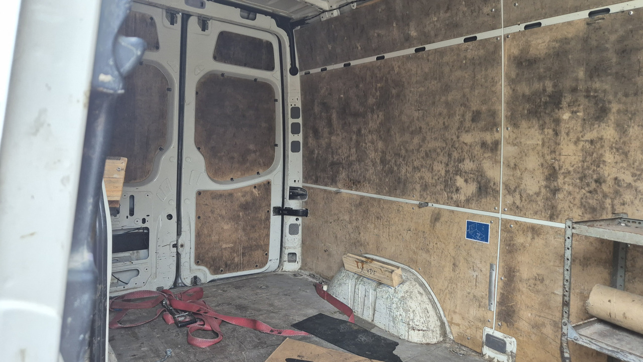 VW Crafter 2.5 Diesel Rost ja, technisch super, HU neu 01 2025 - Товарен бус: снимка 5 VW Crafter 2.5 Diesel Rost ja, technisch super, HU neu 01 2025 - Товарен бус: снимка 5