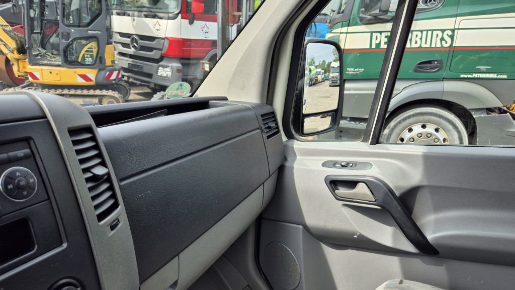 Товарен бус VW Crafter 2.5 Diesel Rost ja, technisch super, HU neu 01 2025: снимка 15