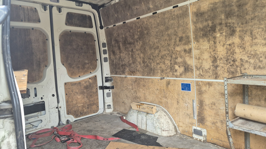 VW Crafter 2.5 Diesel Rost ja, technisch super, HU neu 01 2025 - Товарен бус: снимка 4 VW Crafter 2.5 Diesel Rost ja, technisch super, HU neu 01 2025 - Товарен бус: снимка 4
