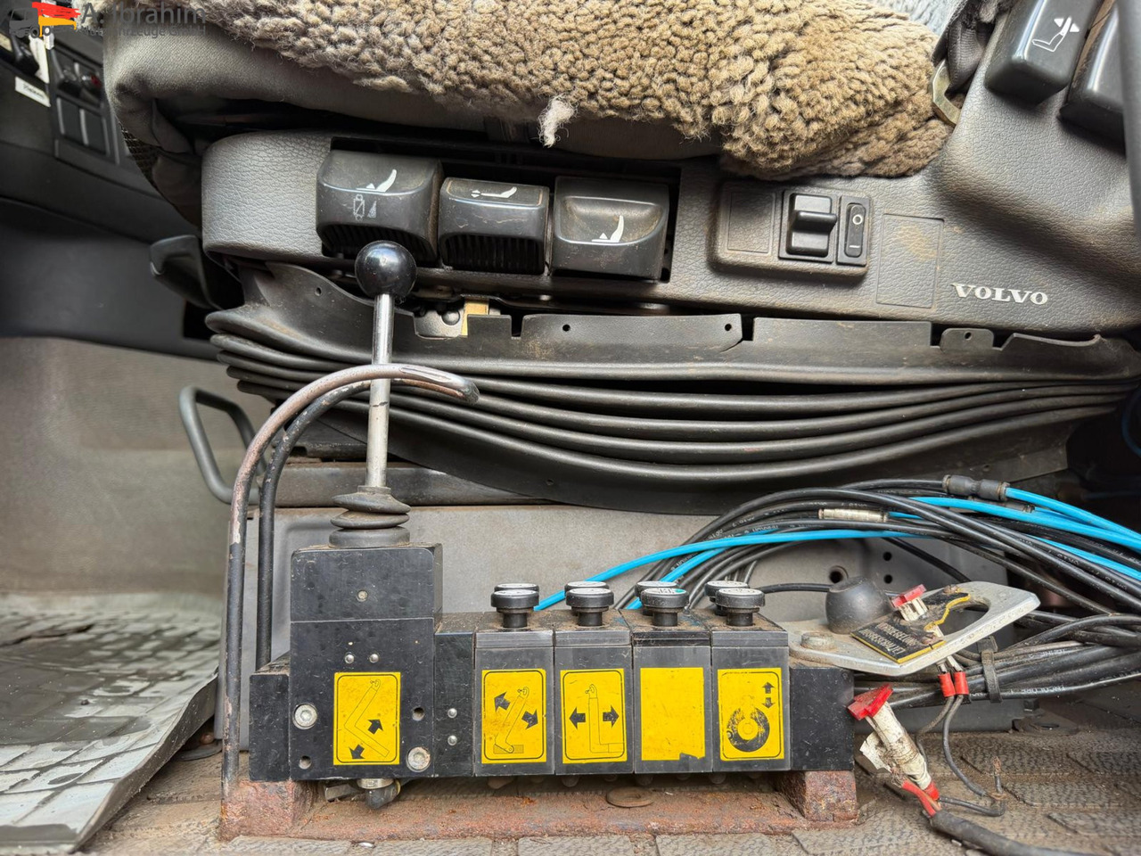 Volvo FH12-420 8x2 Fahrzeugpapiere Schweiz - Мултилифт с кука камион: снимка 4 Volvo FH12-420 8x2 Fahrzeugpapiere Schweiz - Мултилифт с кука камион: снимка 4