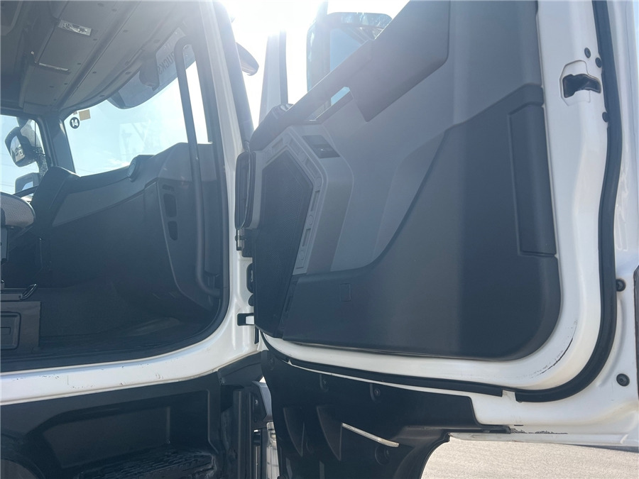 Влекач Renault C 460: снимка 12