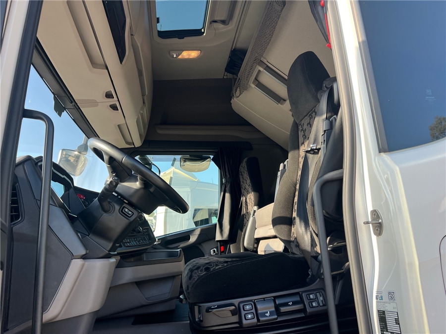 Interior photo 1: Влекач Scania R450