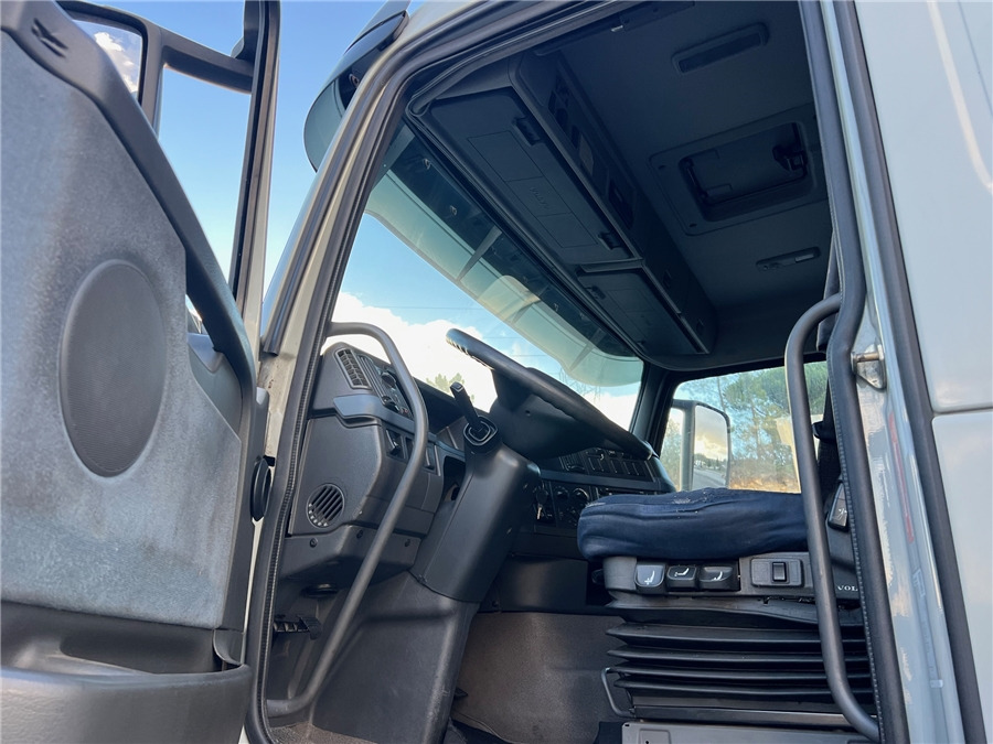 Interior photo 1: Влекач Volvo FH