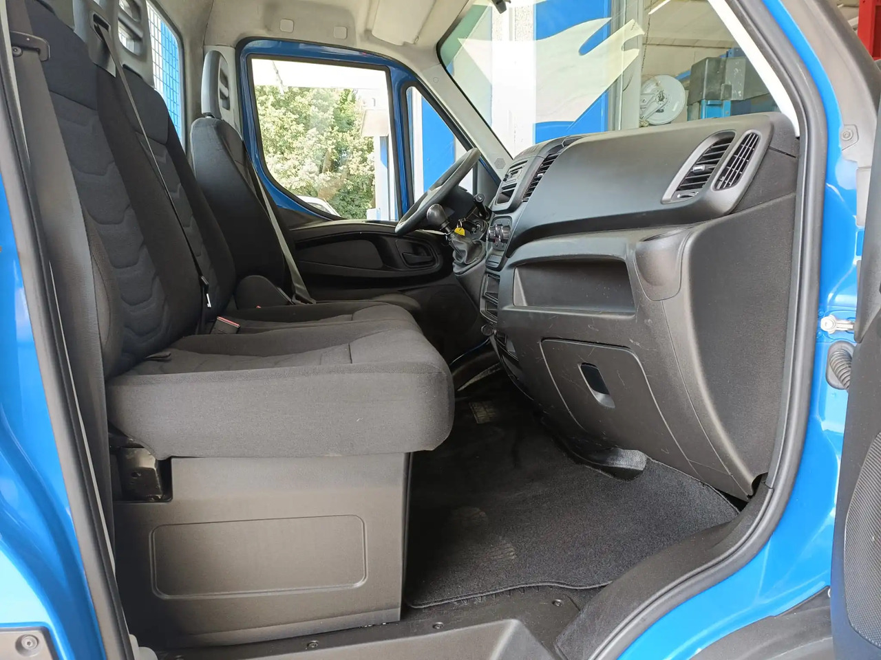 Interior photo 1: Бордови бус IVECO DAILY 35C15