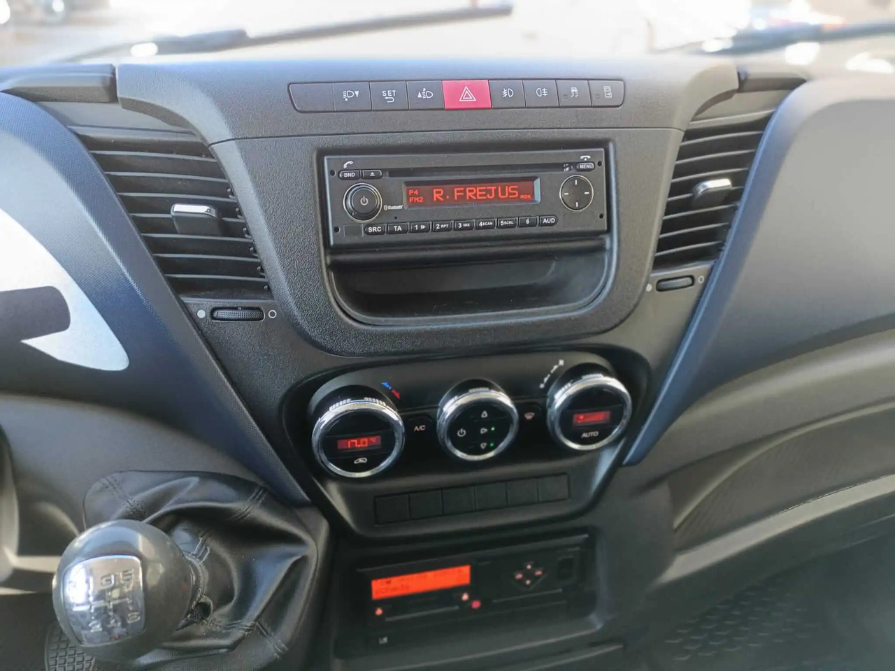 IVECO DAILY 60C18 RIBALTABILE CON GRU - Самосвал камион: снимка 2 IVECO DAILY 60C18 RIBALTABILE CON GRU - Самосвал камион: снимка 2