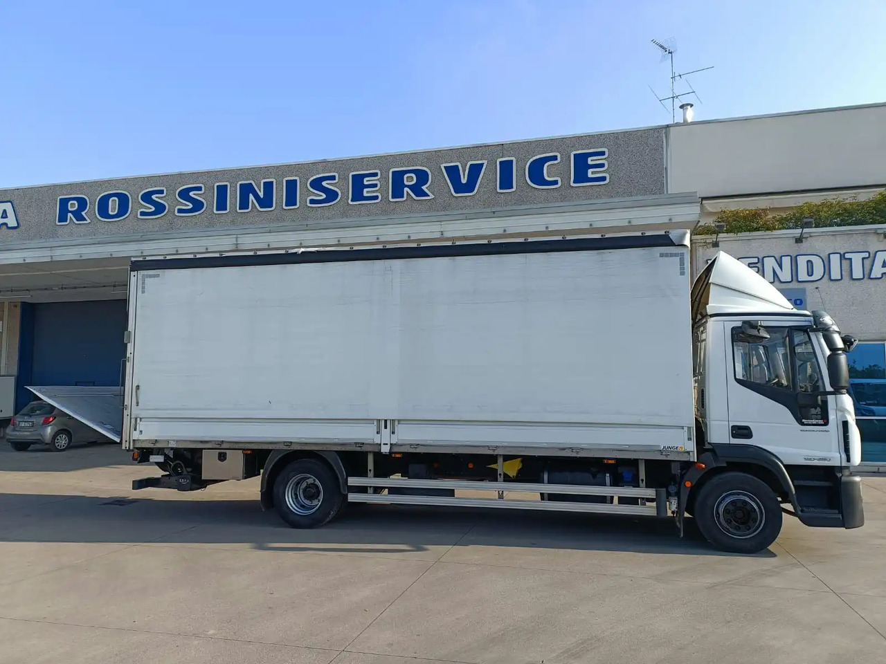 IVECO EUROCARGO 140E28P - Камион с брезент: снимка 3 IVECO EUROCARGO 140E28P - Камион с брезент: снимка 3